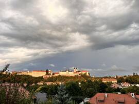 elvonuló felhőzet