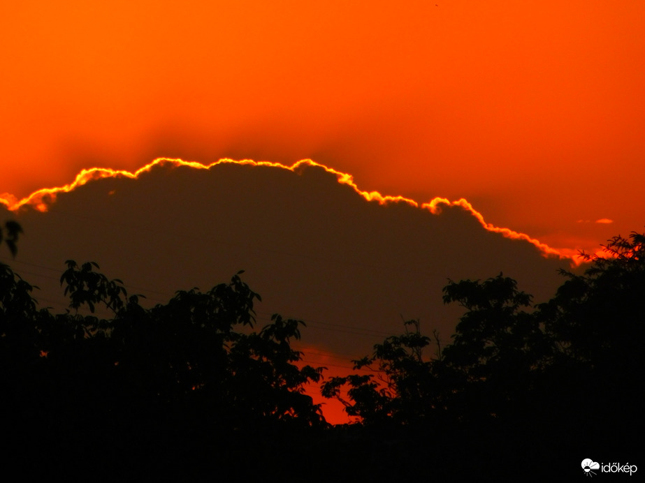 Vörösen izzik az ég alja