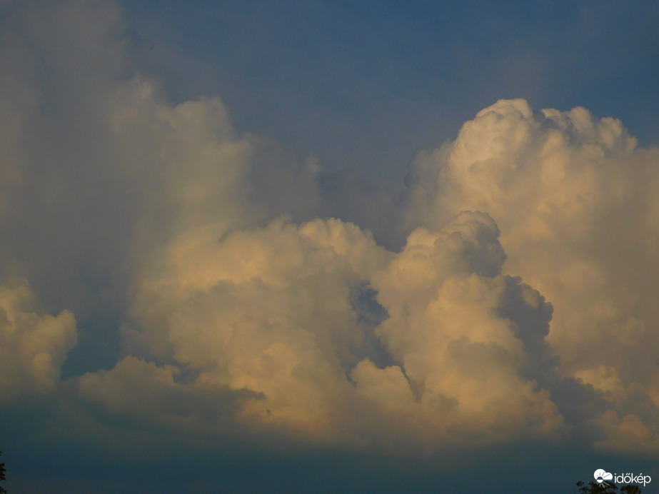 A felhők tornyosulnak.