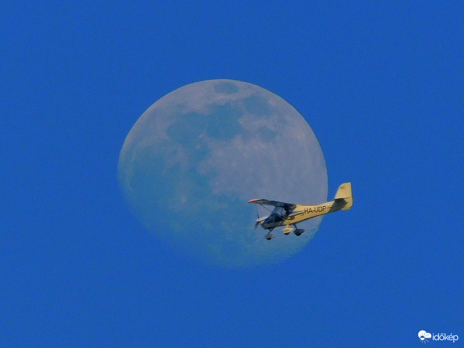 Repülés a Holdban.