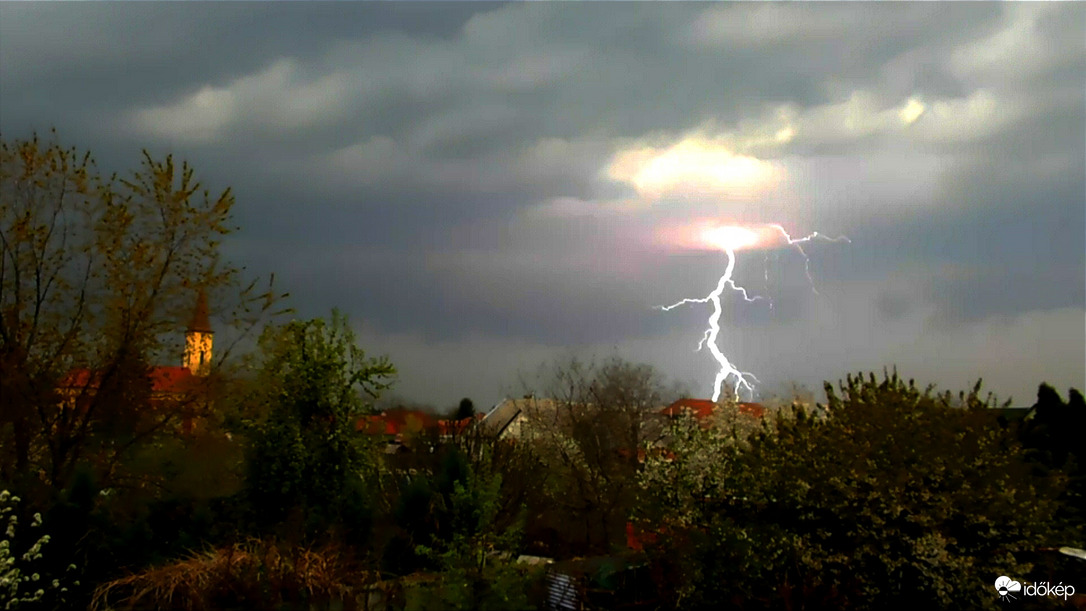 Zivatar a távolban.
