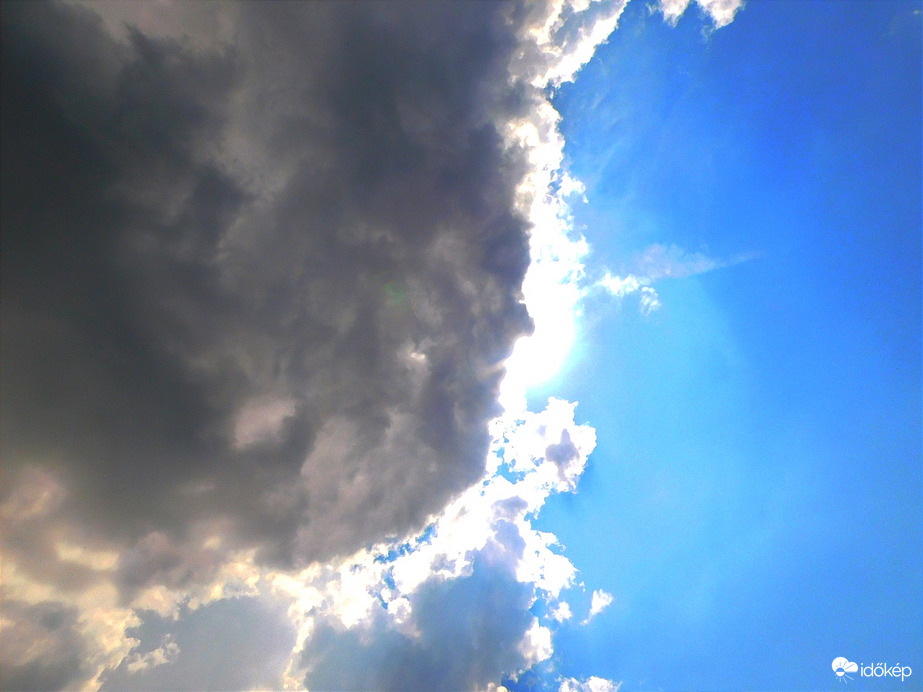 Az égbolt kétfelé oszlik