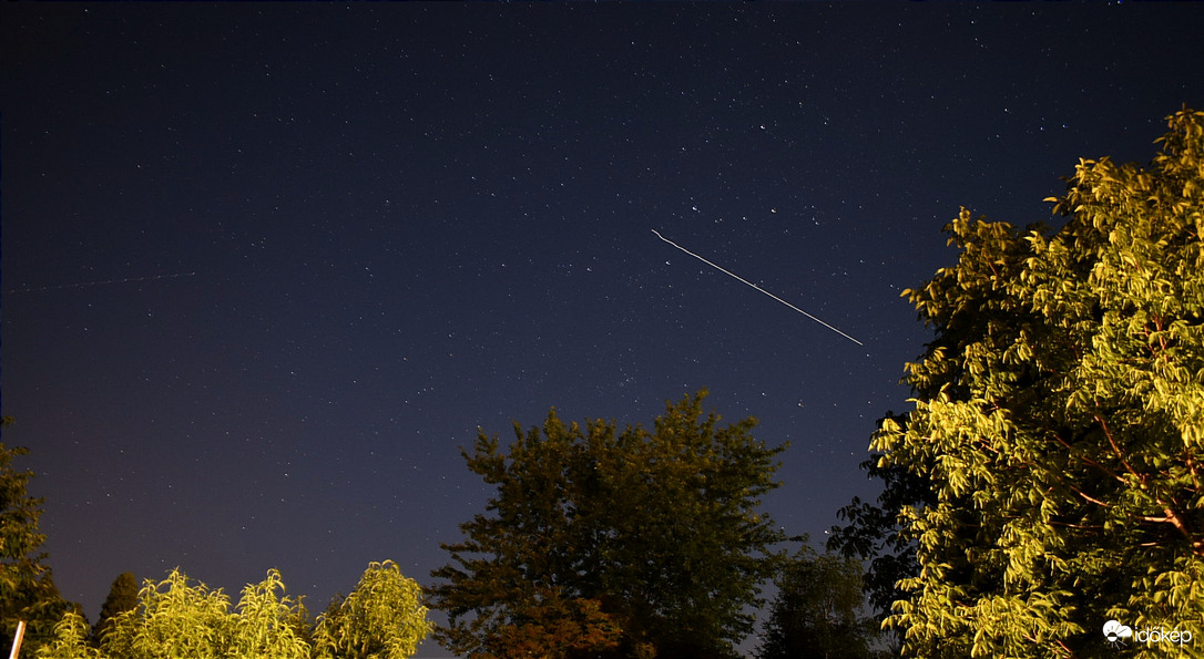 Csillagos égbolton egy űrszonda repült át.