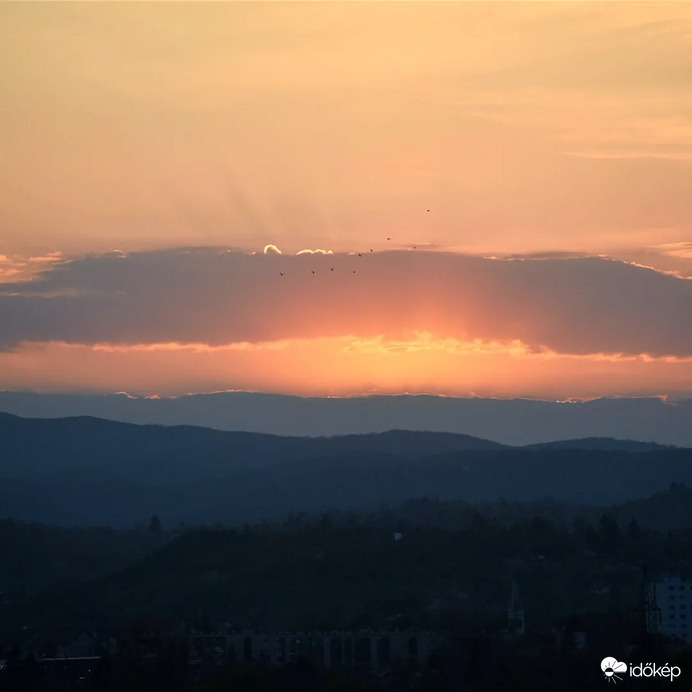Naplemente utáni fényjáték