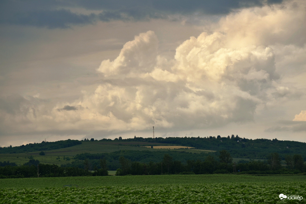 Mindenütt tornyosulnak a felhők