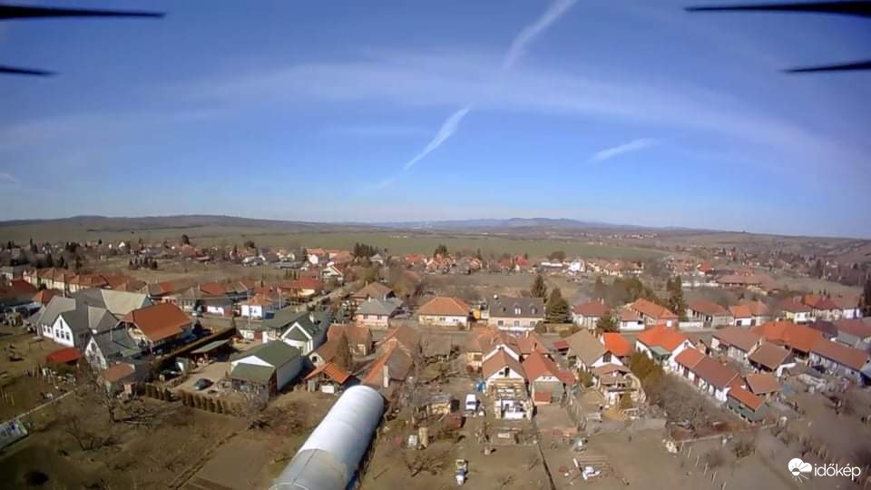 Felhők között.
