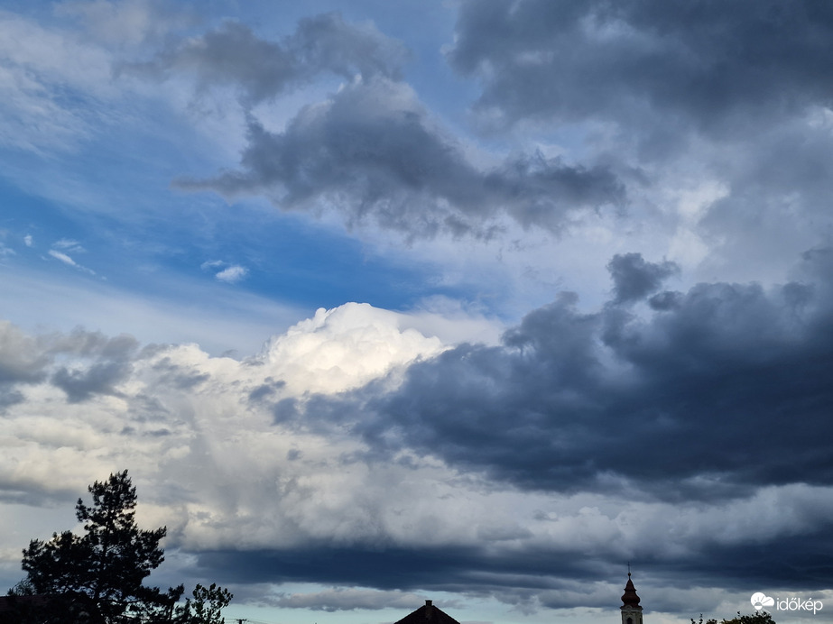 Tornyosulnak a felhők 2