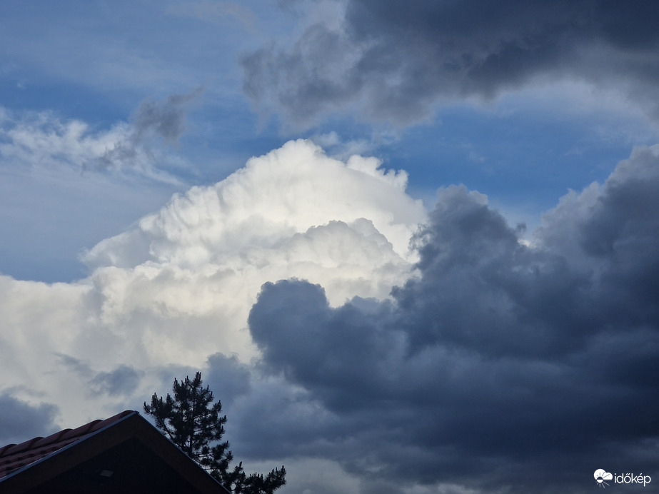 Tornyosulnak a felhők