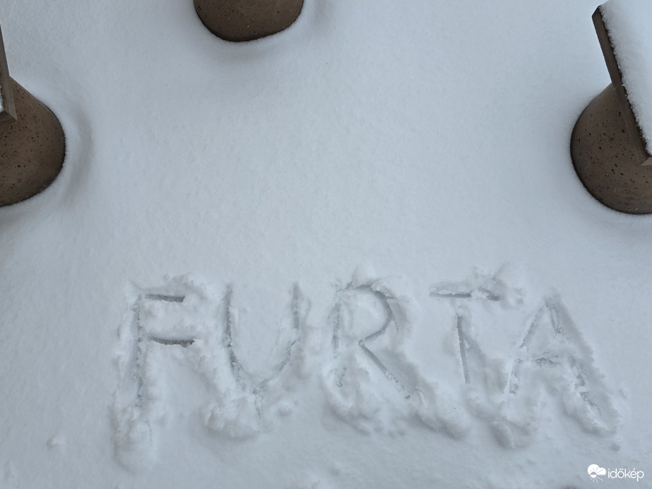 Reggeli hómennyiség:) és most megint esik