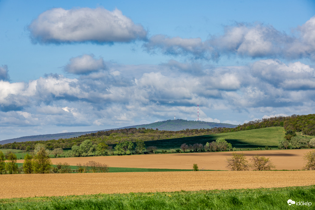 Kab-hegy a felhők alatt