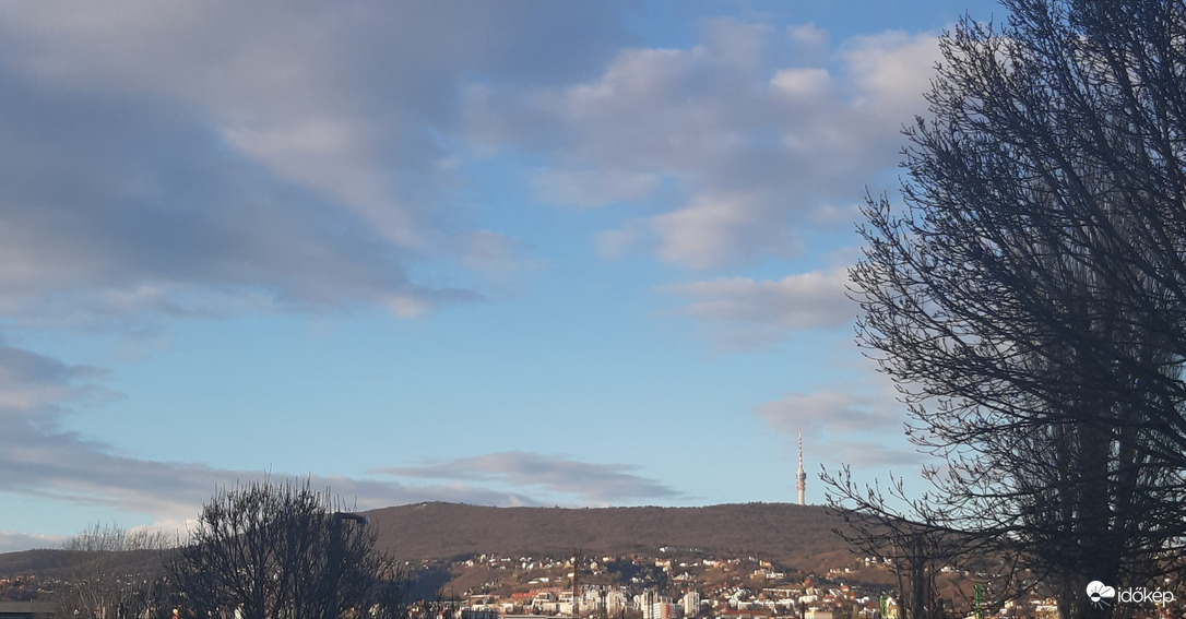 Elvonult, újra napsütésben.
