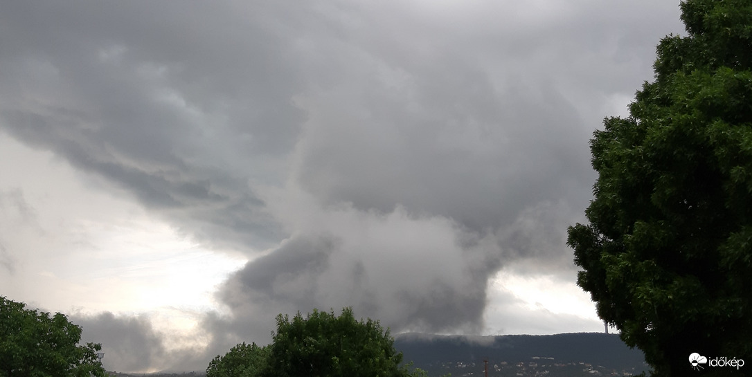 Esőfelhő a Mecsek déli oldalán