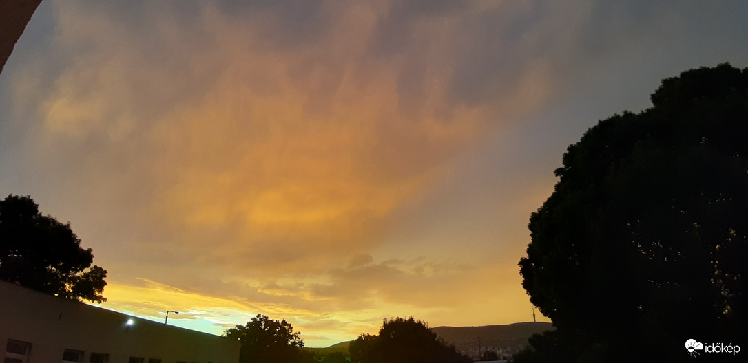 Alkonypír a Mecsek felett