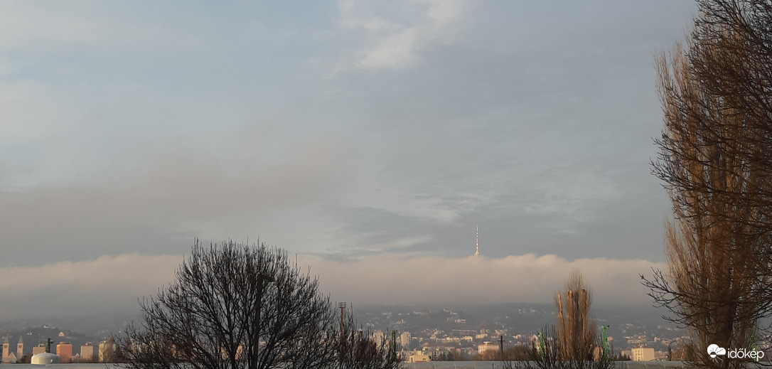 Mecsek-oldal párás időben, a lemenő nap sugaraiban 
