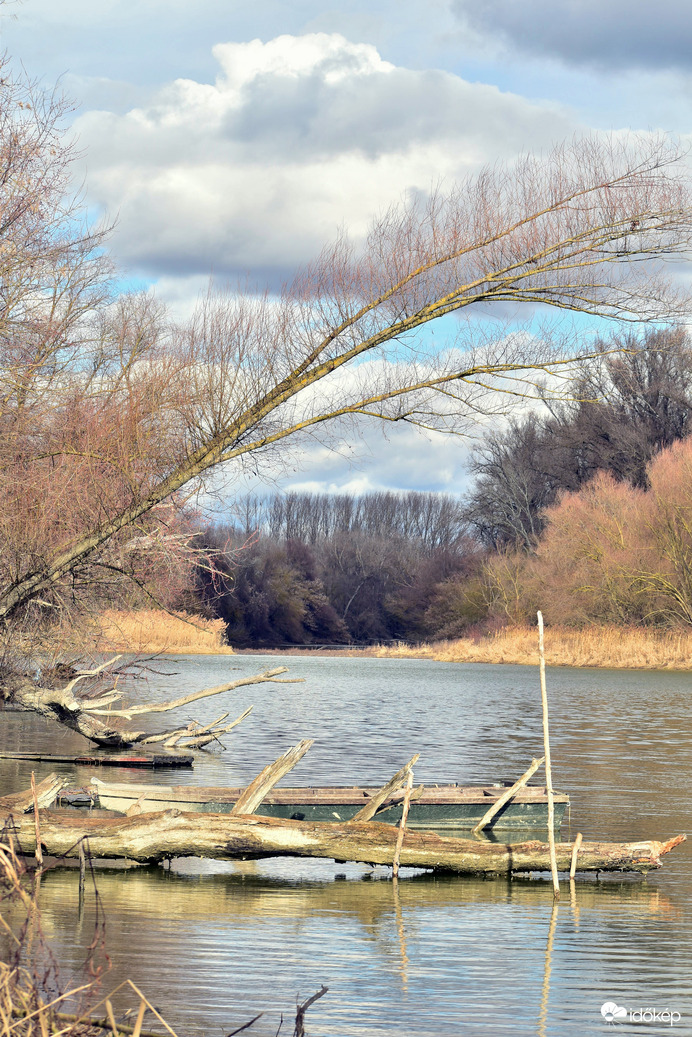 Változó égkép, viharos szél