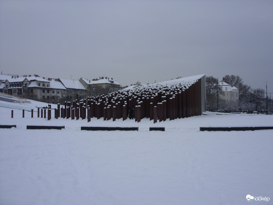 56-os emlékmű télen