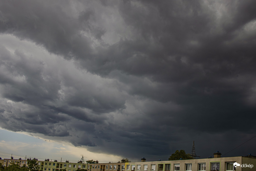 Így érkezett meg a mai zivatar Szeged fölé.