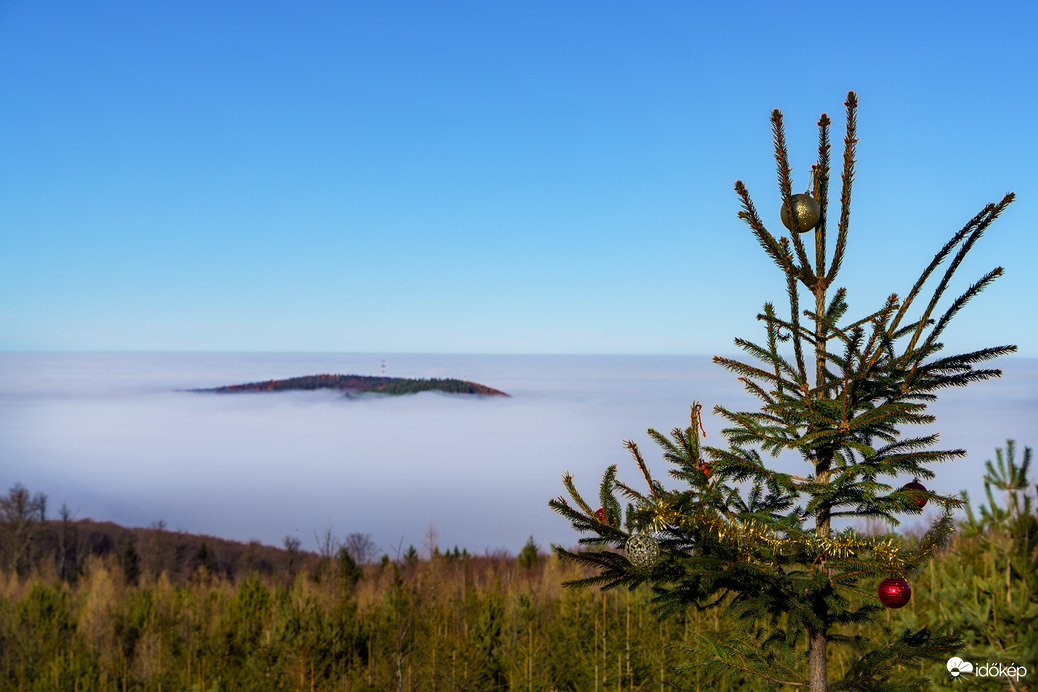 Kis karácsonyi idill a Kőszegi hegy tetejéről, alább ködpaplanba burkolózik a táj.