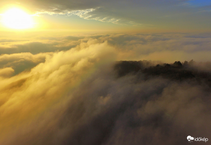 Most már tényleg,amit ad nekünk a Szent György-hegy, egyszerűen felülmúlhatatlan !! Ilyen csodálatos naplementét a felhők táncával és a hegyünkkel ,oly ritkán látni. Köszönöm ,hogy részese lehettem!!!!  Szent György-hegy 2018-01-08 