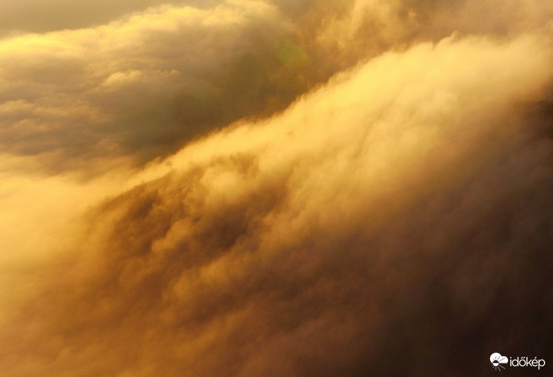 Most már tényleg,amit ad nekünk a Szent György-hegy, egyszerűen felülmúlhatatlan !! Ilyen csodálatos naplementét a felhők táncával és a hegyünkkel ,oly ritkán látni. Köszönöm ,hogy részese lehettem!!!!  Szent György-hegy 2018-01-08 