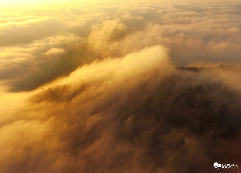Most már tényleg,amit ad nekünk a Szent György-hegy, egyszerűen felülmúlhatatlan !! Ilyen csodálatos naplementét a felhők táncával és a hegyünkkel ,oly ritkán látni. Köszönöm ,hogy részese lehettem!!!!  Szent György-hegy 2018-01-08 