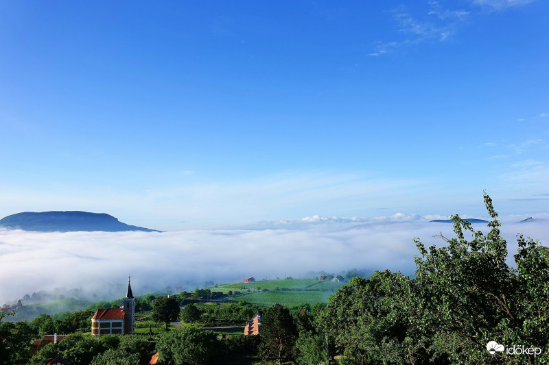 Pazar látványt nyújtó gyönyörű reggel!  Szent György-hegyről csodálva..  Balaton 2018-05-16