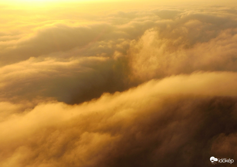 Most már tényleg,amit ad nekünk a Szent György-hegy, egyszerűen felülmúlhatatlan !! Ilyen csodálatos naplementét a felhők táncával és a hegyünkkel ,oly ritkán látni. Köszönöm ,hogy részese lehettem!!!!  Szent György-hegy 2018-01-08 