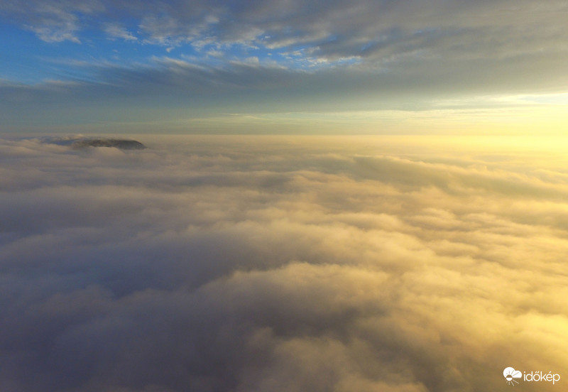Most már tényleg,amit ad nekünk a Szent György-hegy, egyszerűen felülmúlhatatlan !! Ilyen csodálatos naplementét a felhők táncával és a hegyünkkel ,oly ritkán látni. Köszönöm ,hogy részese lehettem!!!!  Szent György-hegy 2018-01-08 