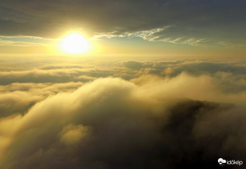Most már tényleg,amit ad nekünk a Szent György-hegy, egyszerűen felülmúlhatatlan !! Ilyen csodálatos naplementét a felhők táncával és a hegyünkkel ,oly ritkán látni. Köszönöm ,hogy részese lehettem!!!!  Szent György-hegy 2018-01-08 