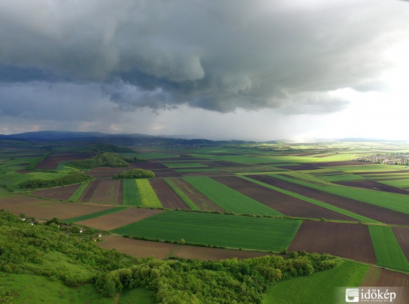 Nagyon látványos és gyönyörű zivatar késő délután. 2016-05-03