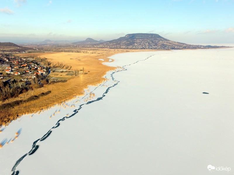 A fehér Balatonunk,Szigliget kikötője fölött, 2017-01-08