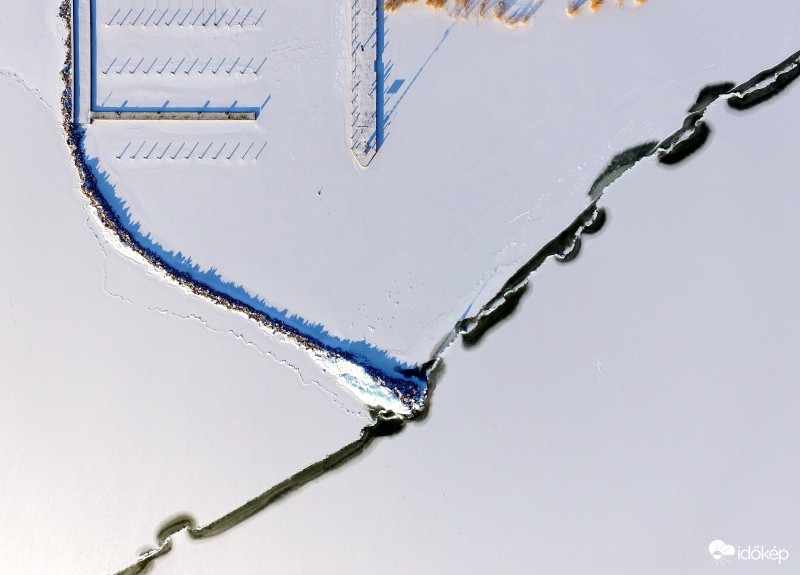 A fehér Balatonunk,Szigliget kikötője fölött, 2017-01-08