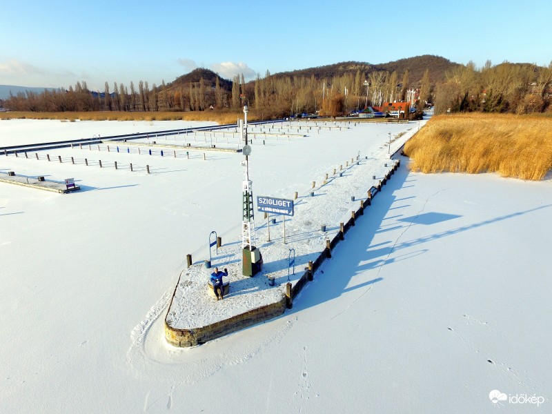 A fehér Balatonunk,Szigliget kikötője fölött, 2017-01-08