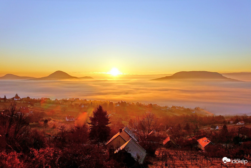 A mai reggeltől kívánni sem lehetne szebbet..  Látvány a Szent György-hegyről. 2019.01.30. Balaton 