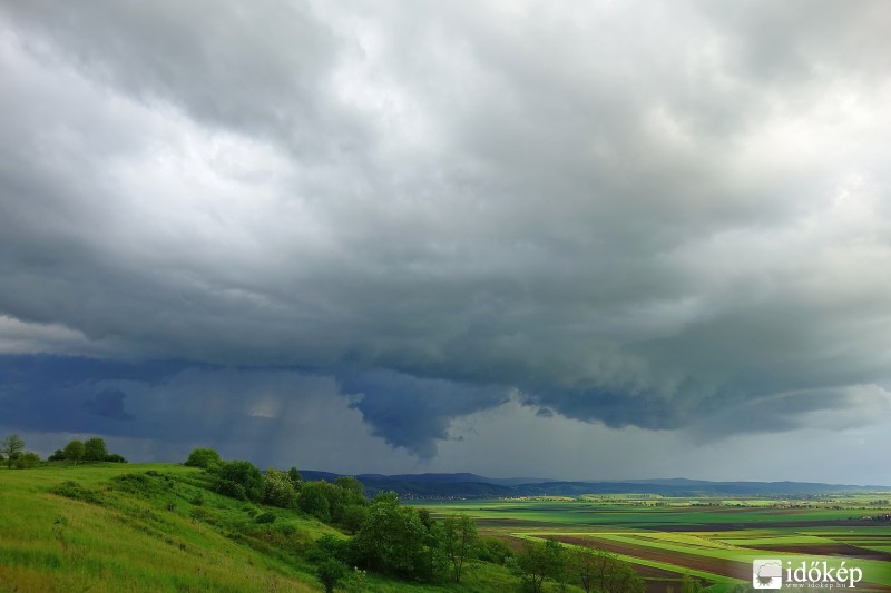 Nagyon látványos és gyönyörű zivatar késő délután. 2016-05-13