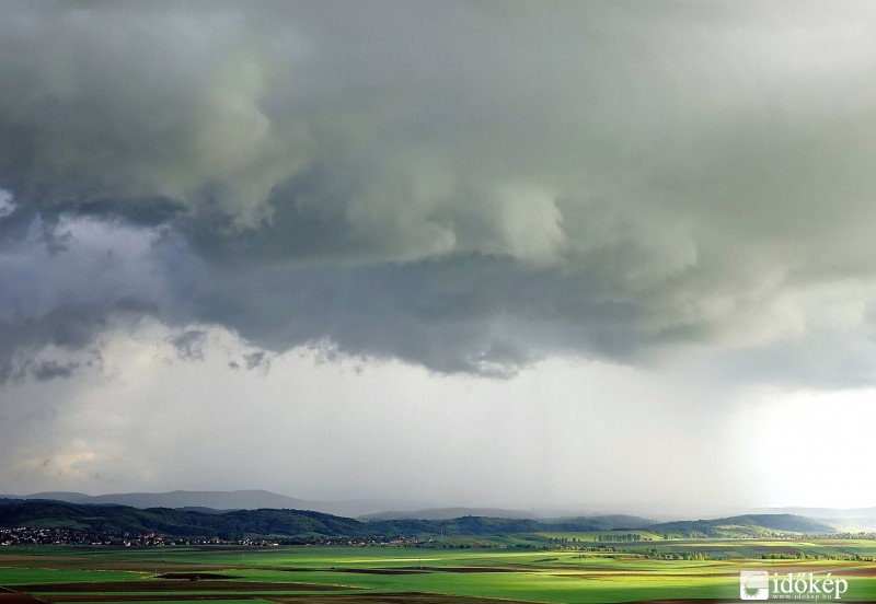Nagyon látványos és gyönyörű zivatar késő délután. 2016-05-13