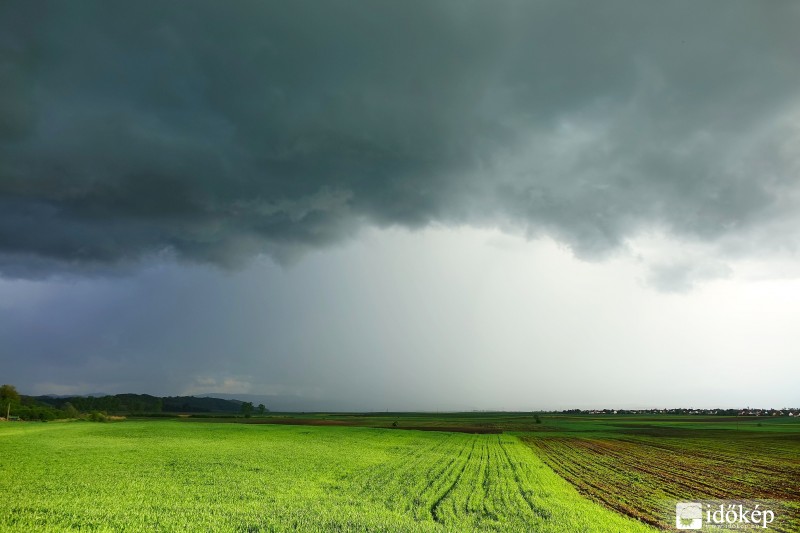 Nagyon látványos és gyönyörű zivatar késő délután. 2016-05-03