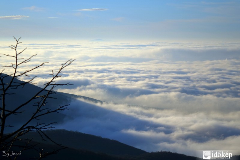 ELKÉPESZTŐ LÁTVÁNY ÉS HIHETETLENÜL SZÉP A  TERMÉSZET AZ ÁGASVÁRÁBÓL /789m/ , NYUGATI MÁTRA 2015.12.13.