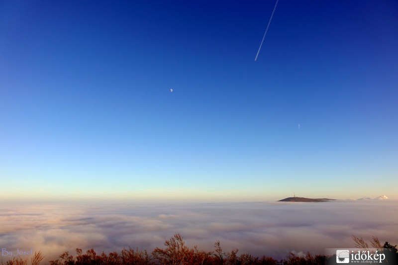 ..Esteledik a Mátra felett.. Péter-hegyese kilátón 2015.12.20.