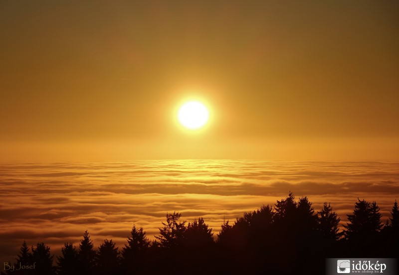 ..Gyönyörű naplemente a Mátrából Péter-hegyese kilátóból. 2015.12.20.