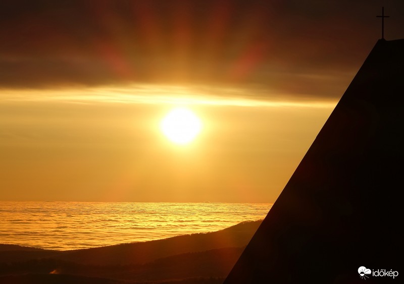 Elképesztő látványt produkált a természet a MÁTRÁBAN !! Nagyon szép volt !!  Felhők fölött és a naplemente fényei.2016-12-19