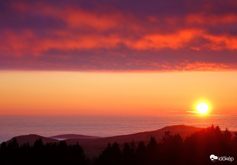 Elképesztő látványt produkált a természet a MÁTRÁBAN !! Nagyon szép volt !!  Felhők fölött és a naplemente fényei.2016-12-19