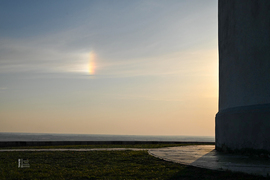 Szivárványos melléknap jelenség a tokaji szőlőtőkék felett a tarcali Szt. Teréz kápolnánál 