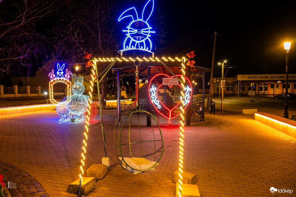 Nem mindennapi látvány van Tiszadada főterén   – ezt látnod kell! 