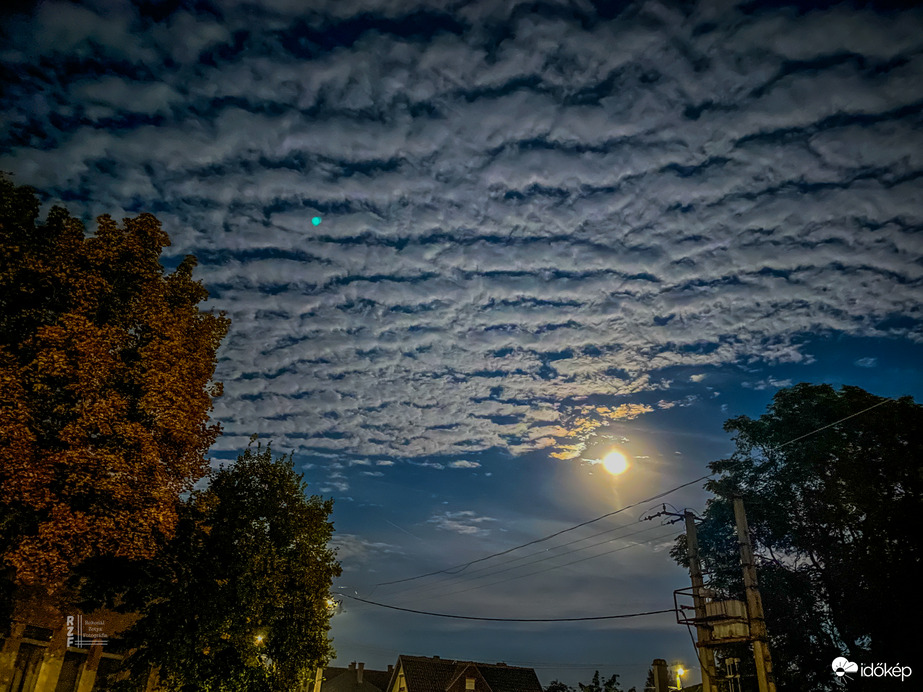 Hullámfelhő, vagyis Altocumulus undulatus tarkítja a teliholdat  Tiszalökön 