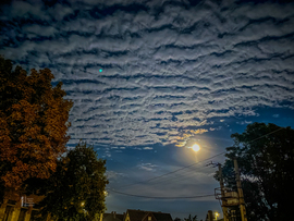 Hullámfelhő, vagyis Altocumulus undulatus tarkítja a teliholdat  Tiszalökön 