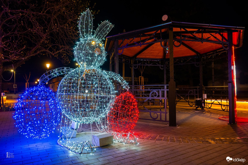 Nem mindennapi látvány van Tiszadada főterén   – ezt látnod kell! 
