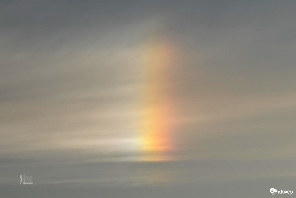 Szivárványos melléknap jelenség a tokaji szőlőtőkék felett a tarcali Szt. Teréz kápolnánál 