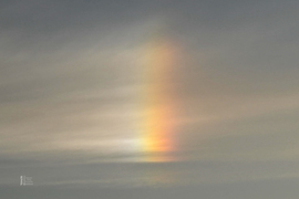 Szivárványos melléknap jelenség a tokaji szőlőtőkék felett a tarcali Szt. Teréz kápolnánál 