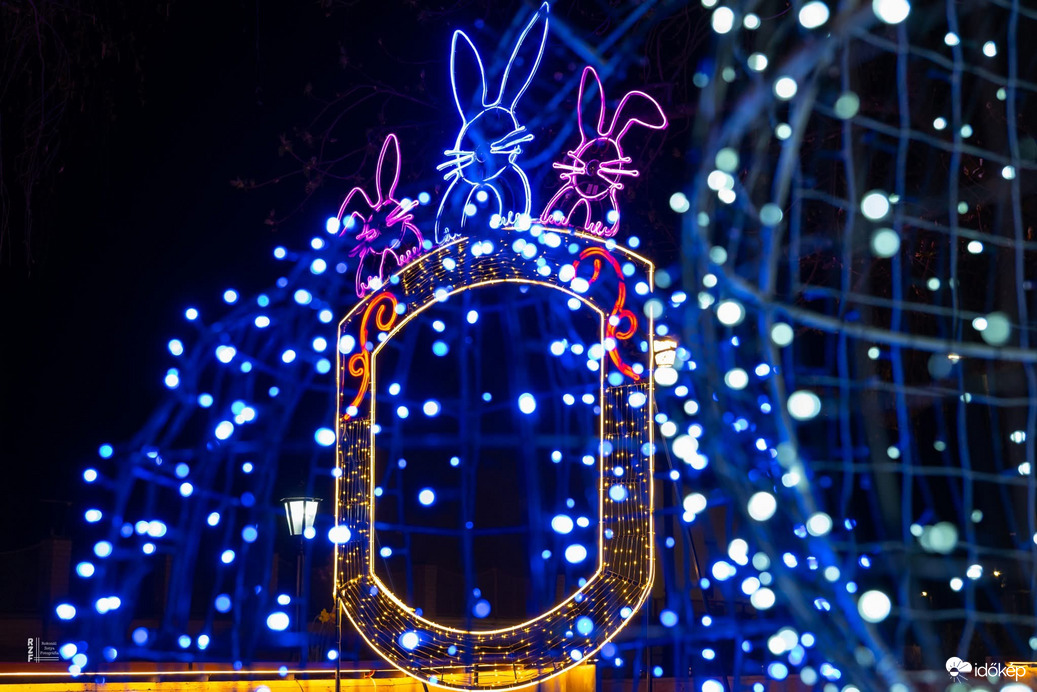 Nem mindennapi látvány van Tiszadada főterén   – ezt látnod kell! 